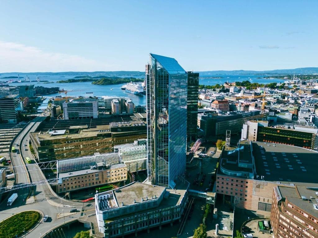 Oslo Plaza-hotellet sett fra luften over Oslo sentrum.