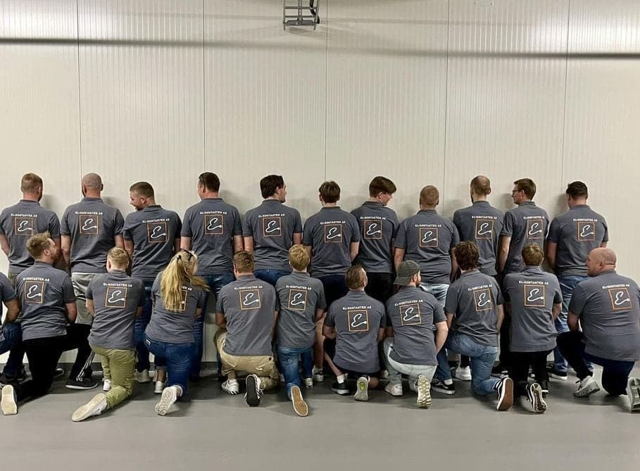 Hele El-Kontakten-teamet i like t-skjorter med logoen på ryggen.
