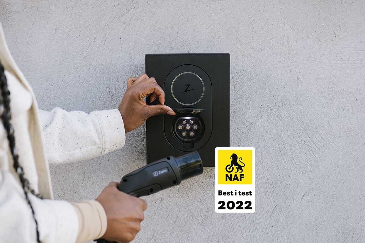 Ladekabel settes i en Zaptec GO, merket NAF Best i test 2022.